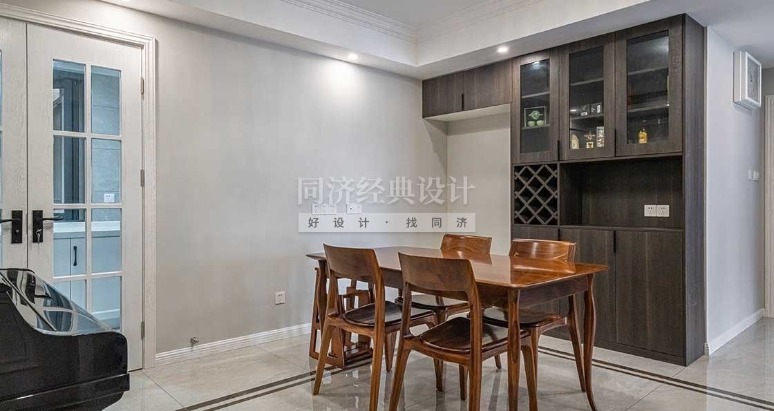 餐廳：餐邊柜的設(shè)計(jì)上也設(shè)計(jì)了放置大雙門冰箱的位置以及放酒水和餐具的餐邊柜。